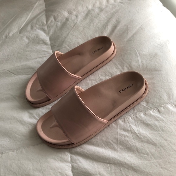 Women’s Forever 21 Slides - Picture 2 of 3